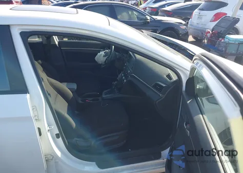 2020 Hyundai Elantra Value Edition z USA, uszkodzony, nr VIN 5NPD84LFXLH572380